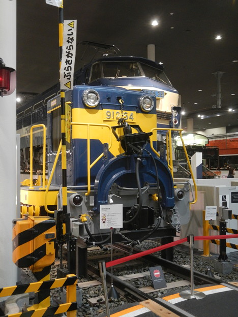 912-64 diesel (ex-DD13) on Shinkansen