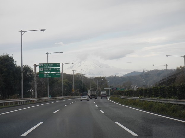 東名　51kmポスト附近から曇天の富士山