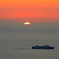 Photos: 日の出と船（１）