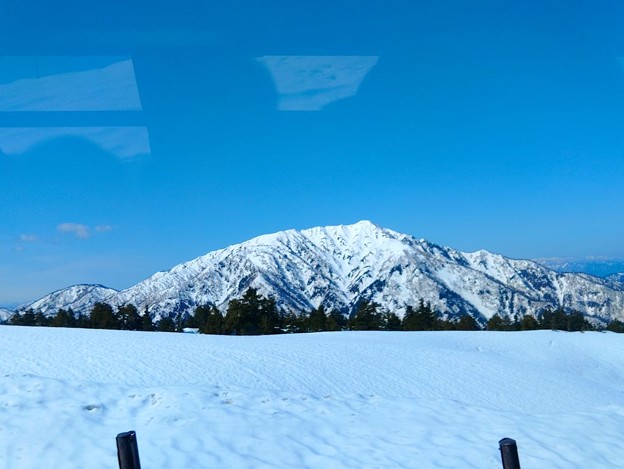 車窓から見た雪山
