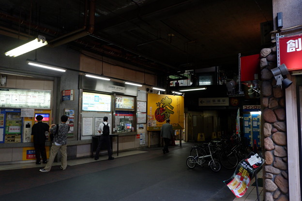 路地裏の鶴橋駅改札口