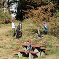 Photos: 草刈りしてる（K）さんがナンバンギセル見つけここで合流の女性３人ナンバンギセルを写真に撮ってました。