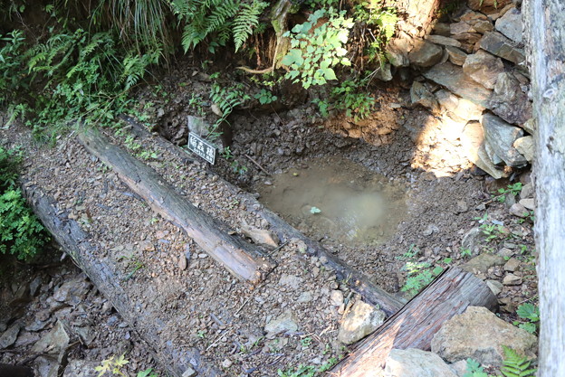 富幕山稲盛街道小鳥の水場が長雨で埋まったので直す。