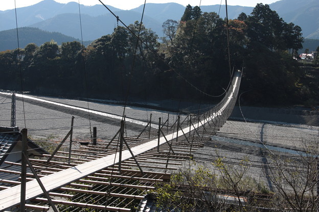 川根本町 塩郷の吊橋（久野脇橋・恋金橋、こいがねばし））「恋金橋、こいがねばし」