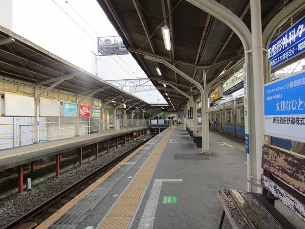 210327_伊豆箱根鉄道大雄山線_小田原駅にて　ホームのようす