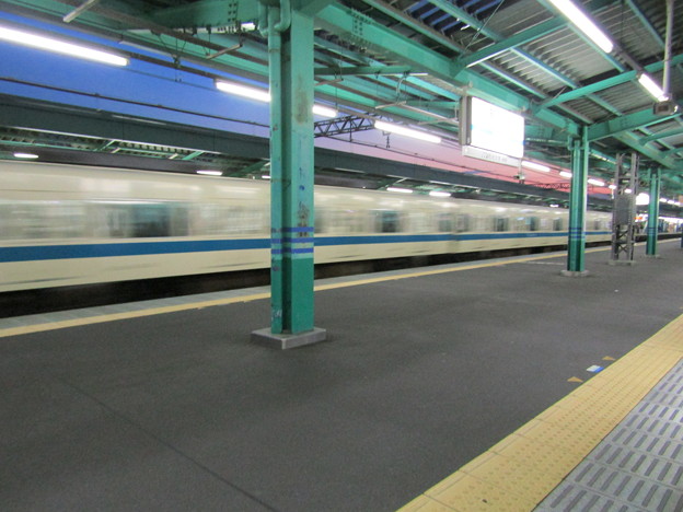 クリスマスイブの鶴川駅を通過する小田急電鉄8000形