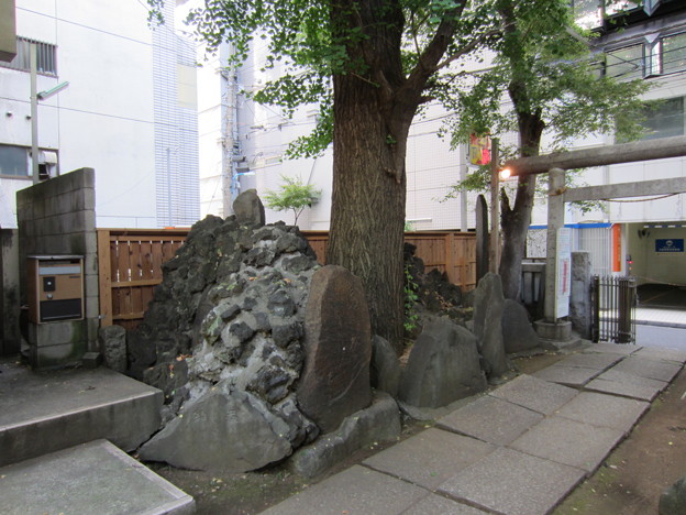 稲荷鬼王神社（歌舞伎町2丁目）分断富士塚
