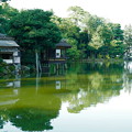 内橋亭　　霞が池に佇む（浮かぶように）