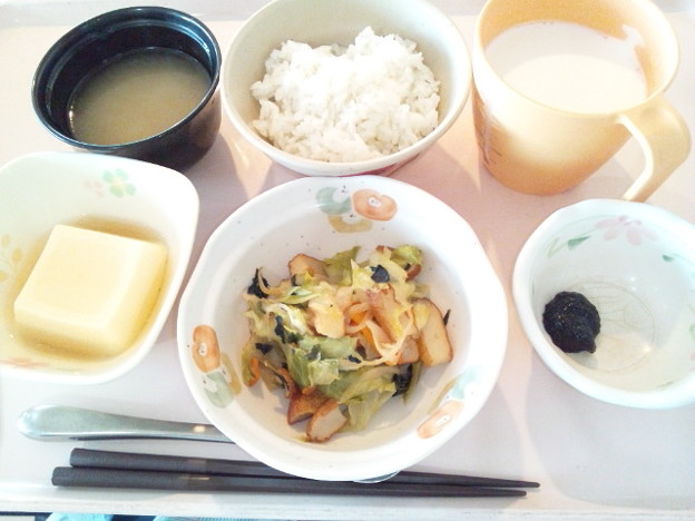 Photos: １２月４日朝食(キャベツとさつま揚げの炒め物) #病院食