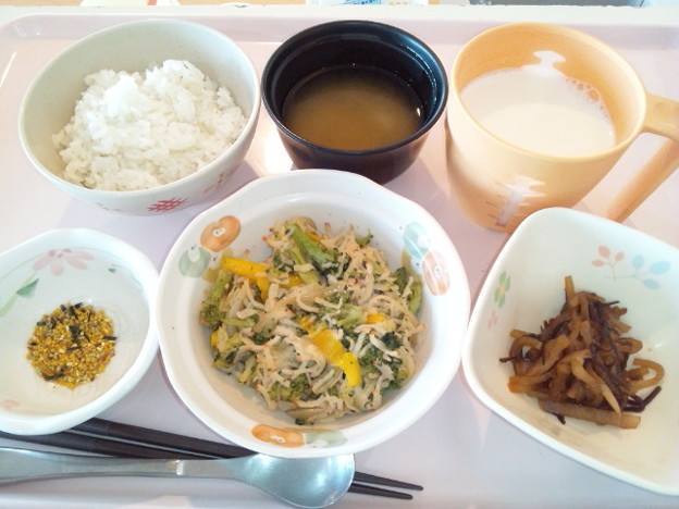 Photos: １２月５日朝食(ブロッコリーのかにかま炒め) #病院食