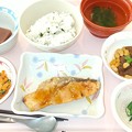 Photos: １１月３日昼食(鮭の甘辛揚げ・わかめ御飯) #病院食