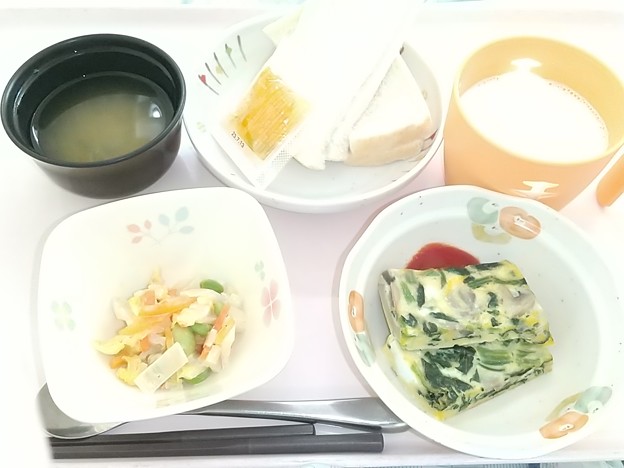 ３月２０日朝食(ほうれん草オムレツ) #病院食