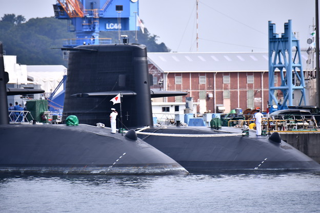 休日の横須賀基地朝の潜水艦