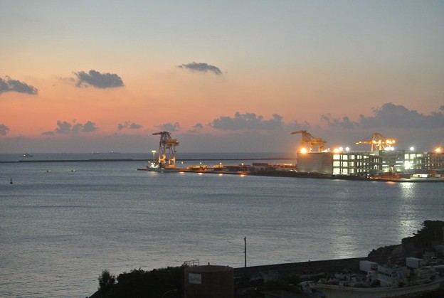ある夕方の那覇港のクレーン