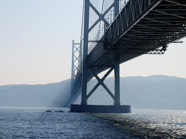 Photos: 明石海峡大橋が落ちる