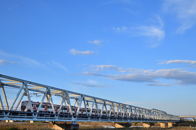 写真: 荒川橋梁を渡る都営5500形電車