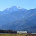 写真: 甲斐駒ヶ岳と小海線キハ110系気動車
