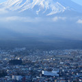 写真: 富士山と富士急行6000系電車（205系）