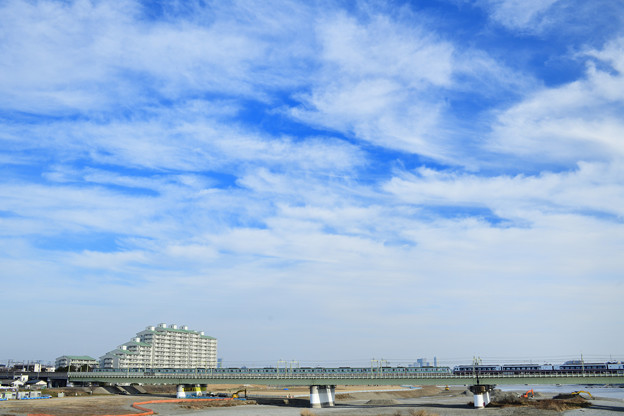 写真: 多摩川橋梁を渡るロマンスカーと東京メトロ千代田線16000系電車