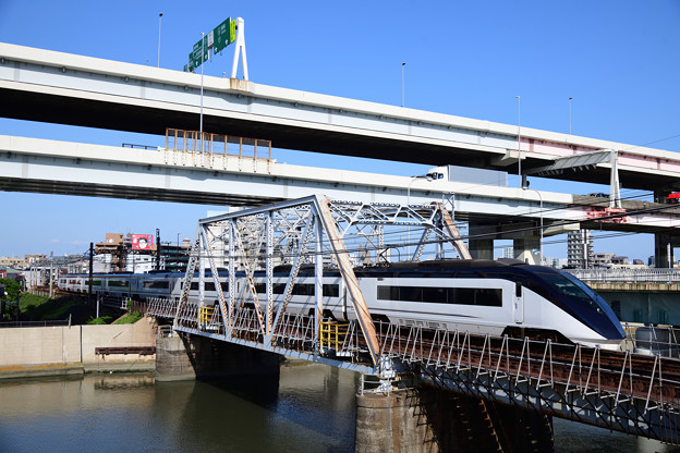 写真: 中川橋梁を渡るスカイライナー