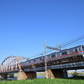 写真: 荒川橋梁を渡る3700形電車