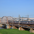 写真: 荒川橋梁を渡る3000形電車