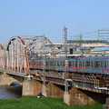 写真: 荒川橋梁を渡る3500形電車