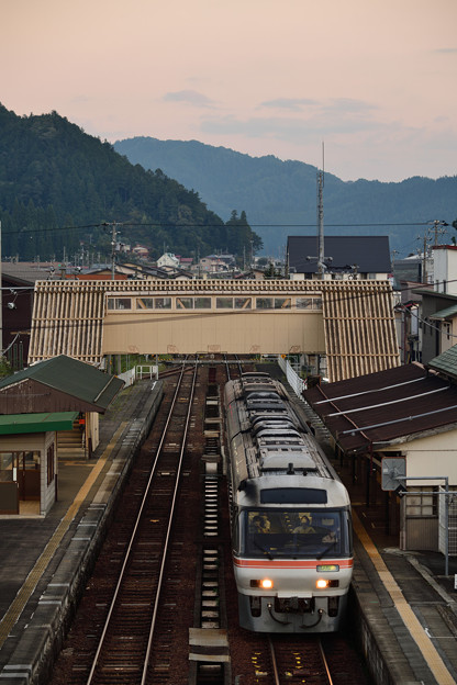 写真: 夕暮れの飛騨古川駅にて