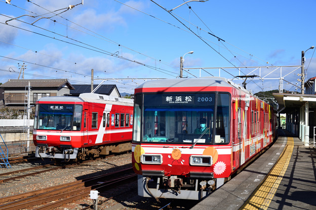 写真: 西鹿島駅を出発する遠鉄電車