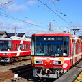 写真: 西鹿島駅を出発する遠鉄電車