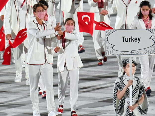 写真: トルコ旗手