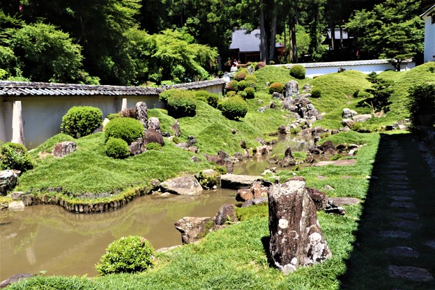 写真: 池泉式庭園
