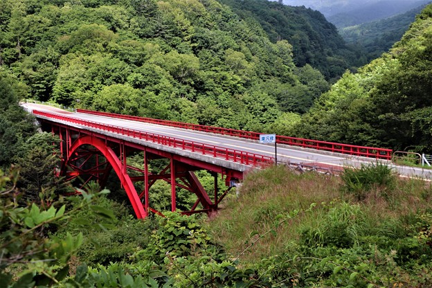 写真: 通称「赤い橋」の東沢大橋