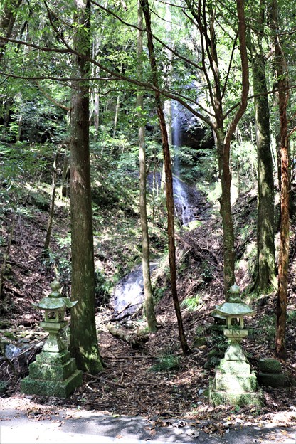 写真: 滝入口に石灯籠