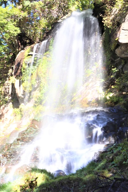 写真: 乙女滝のマイナスイオンを浴びて