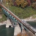 写真: 陸橋を行く飯田線列車