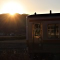 写真: 初日の出と飯田線