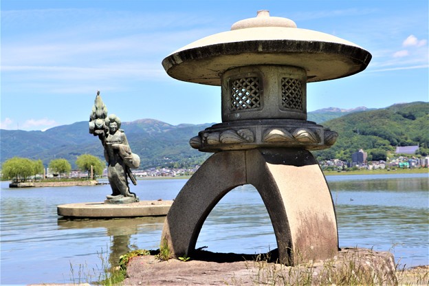 諏訪湖の湖上に八重垣姫の像