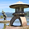 諏訪湖の湖上に八重垣姫の像
