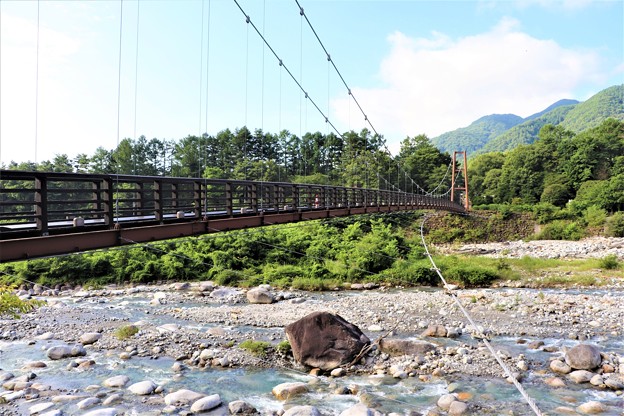 写真: 太田切川にかかる吊橋