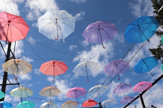 色とりどりの傘を空中に飾る“アンブレラスカイ”