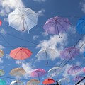 写真: 色とりどりの傘を空中に飾る“アンブレラスカイ”