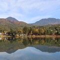 写真: 蓼科湖に映り込む蓼科山と北横岳