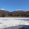 写真: 凍結の蓼科湖と蓼科山と北横岳