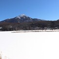 写真: 凍結の女神湖と蓼科山