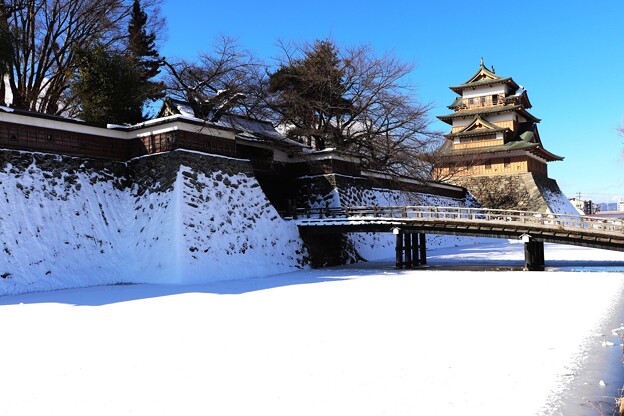 積雪のお堀と高島城