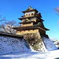 写真: 雪景色のお堀と高島城