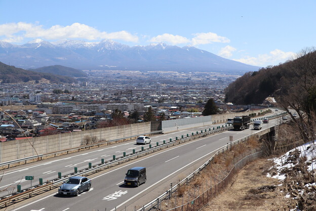 写真: 中央道と八ヶ岳