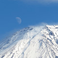 Photos: 上弦の月と雪けむり。