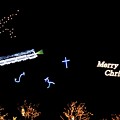 写真: クリスマスの夜の空を走る。